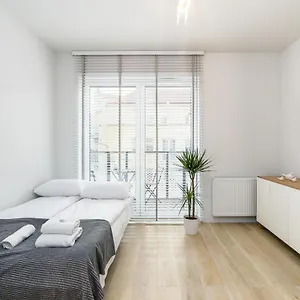 Fabryczna By Renters Apartament